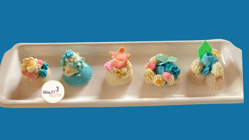 Whipped Soap über Seife und unter Topping aus Knetseife