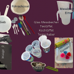 Alternativer Text: Dunkler bordeauxfarbener Hintergrund. von oben links: Prüierstab int türkis und weiß, Sieb in weiße, Rührschüssel in weiß, Messbecher und Eimer in weiß bzw. blau, Glas Messbecher für 50 ml verschiedene Löffel, Schöpfkellen, Teigschaber mit Stiel, Kochlöffel. Unten links nach rechts: Pinkfarbene Handschuhe, darauf liegt eine Sicherheitsbrille, daneben eine schwarze Grammwaage und ein Thermometer in schwarz, es folgen 6 verschiedene Plastikbecher (in denen mal Joghurt usw. war), darunter ein silberner Topf mit Ausgießer rechts und links, darauf steht für NaOH und dann folgt ein hellblaues Tablett mit Frischhaltefolie und 3 Silikon-Herzformen; 2 davon in rot eines in blau und eine pinke Silikon-Cupcake-Form. Es folgt eine weiße Küchenrolle. Seife sieden Zubehör: Diese Utensilien brauchst du wirklich
