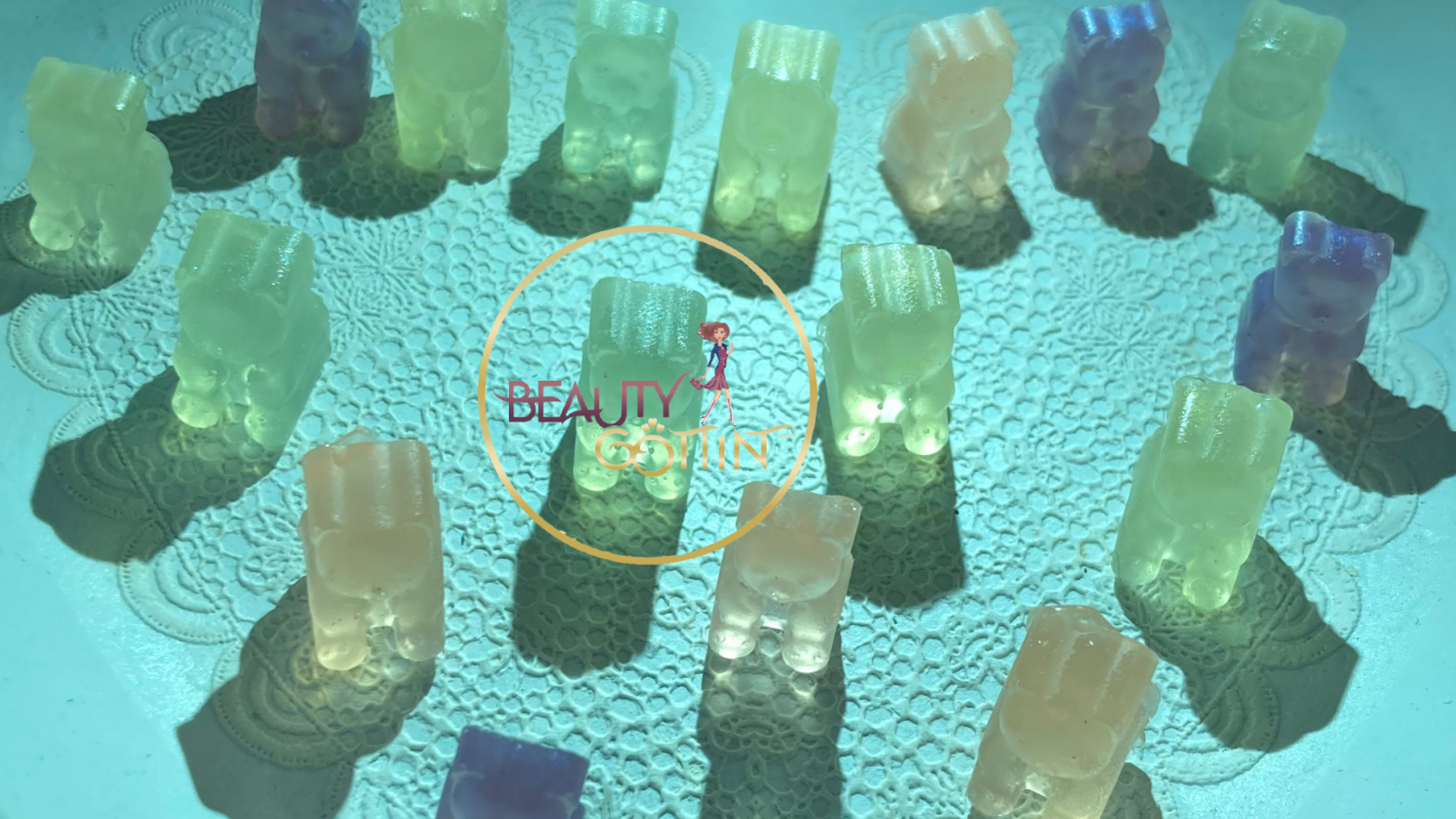Gummibärchen-Form aus Transparentseife in weiß, grün, gelb und dunkelblau